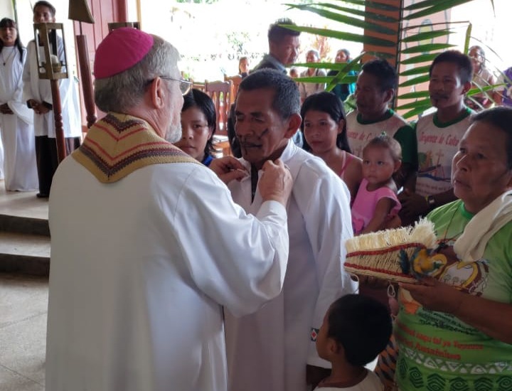 Monseñor Adolfo Zon reviste al nuevo diácono (1)