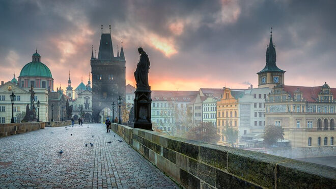San Juan Nepomuceno, entre las esculturas de los puentes de Praga
