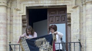 Los reposteros hacen presente a la Virgen en la calle.