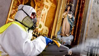 Operarios fumigan un templo católico en Italia