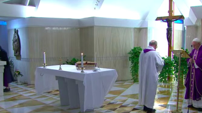 Un momento de la misa en Santa Marta, retransmitida online