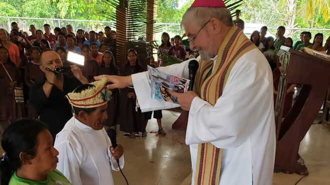 Monseñor Adolfo Zon ordenando a Antelmo Pereira Ângelo
