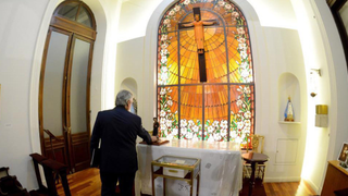 Alberto Fernández en la capilla de la Casa Rosada ante la imagen del santo