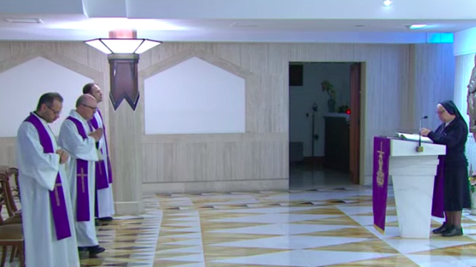 La religiosa y los sacerdotes que acompañan a Francisco