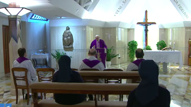 Francisco compartió la misa con varios curas y religiosas