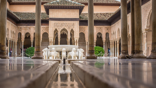 Patio de los Leones en la Alhambra de Granada