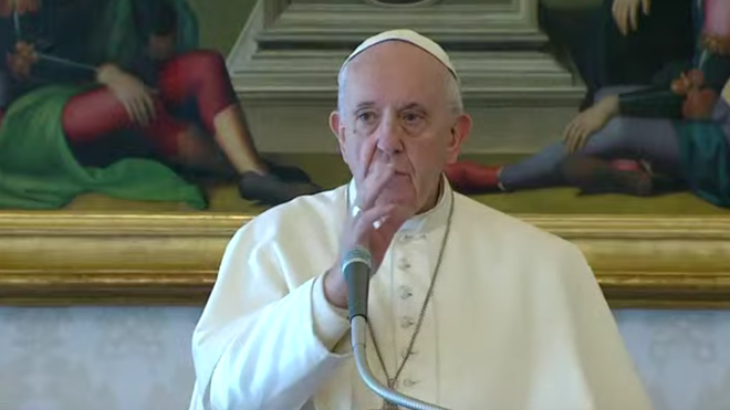 Bendición del Papa desde la biblioteca vaticana