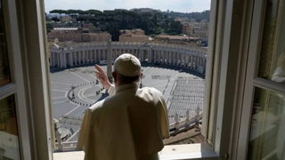 El Papa bendice la Plaza de San Pedro vacía