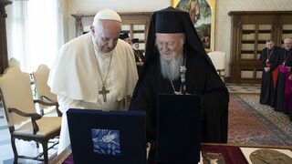 Bartolomé I expresa su cercanía y solidaridad al Papa y al Presidente Mattarella