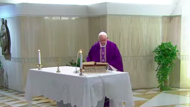 Francisco, retransmitiendo su misa en Santa Marta