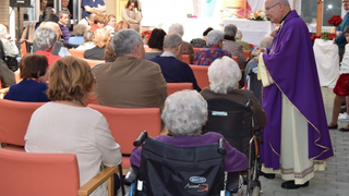 Mons. Rodríguez Magro, con ancianos de su diócesis