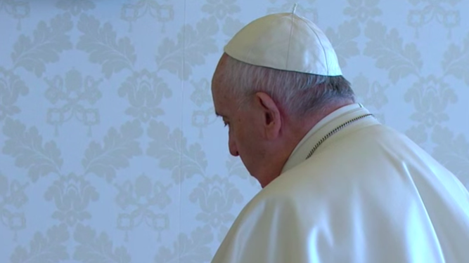 Francisco, orando en su despacho