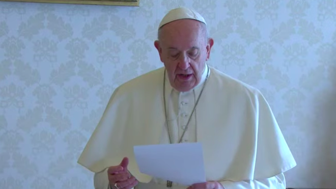 Francisco reza el Padre Nuestro global