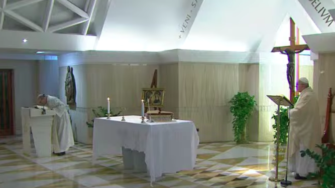 Momento de la misa en Santa Marta