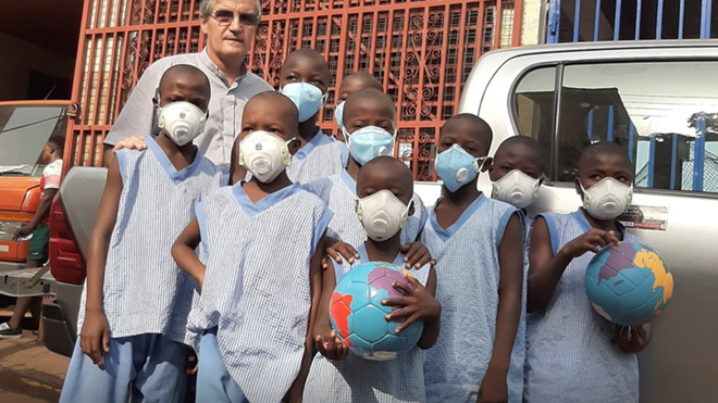 Crisafulli y los menores de la misión salesiana en Freetown