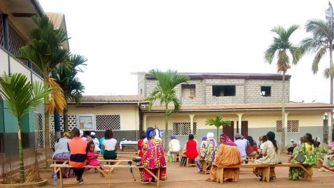 Eucaristía en Camerún con separación preventiva, antes de que se suspendieran las celebraciones