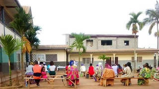 Eucaristía en Camerún con separación preventiva, antes de que se suspendieran las celebraciones