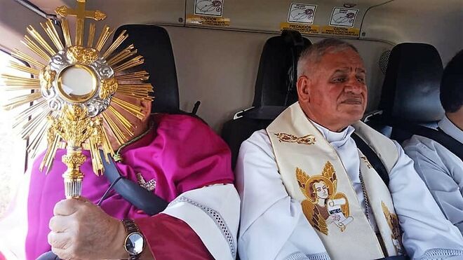 Arzobispo de Toluca hace volar al Santísimo y bendice desde helicóptero rogando por el fin de la pandemia