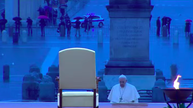 Francisco se dirige al altar entre la lluvia