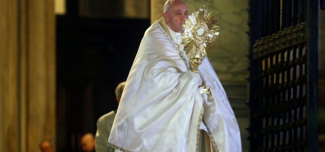 El Papa y el Santísimo