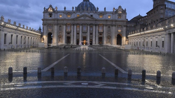 El Papa en la plaza vacía
