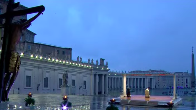 "Señor, no nos abandones a merced de la tormenta": la oración en solitario del Papa contra el coronavirus