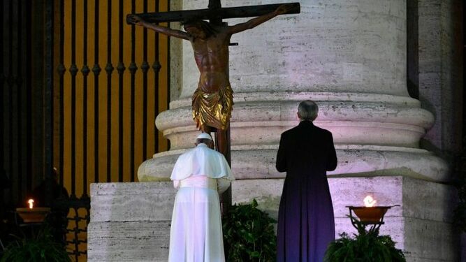 El Papa besa los pies del crucifijo de la Gran Peste