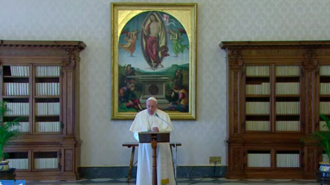 El Papa, desde la Biblioteca del Palacio Apostólico