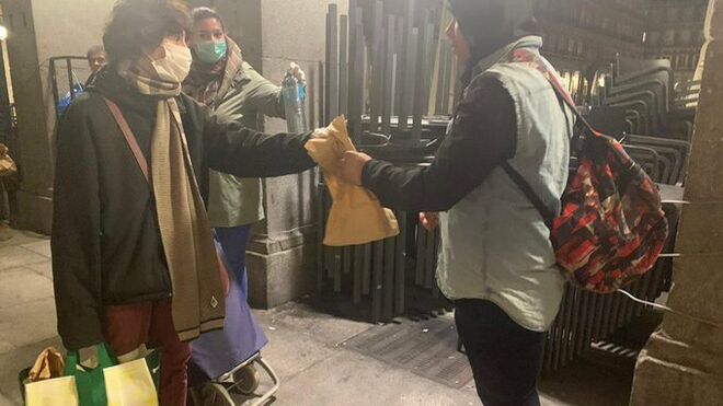 Tíscar Espigares entrega una bolsa de comida a los sin techo