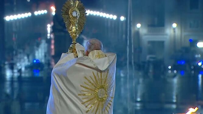 Papa bendice con el Santísimo