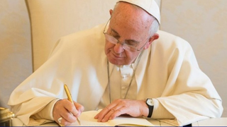 El Papa escribiendo