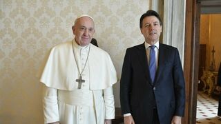 Francisco recibió al primer ministro italiano Giuseppe Conte para analizar la pandemia