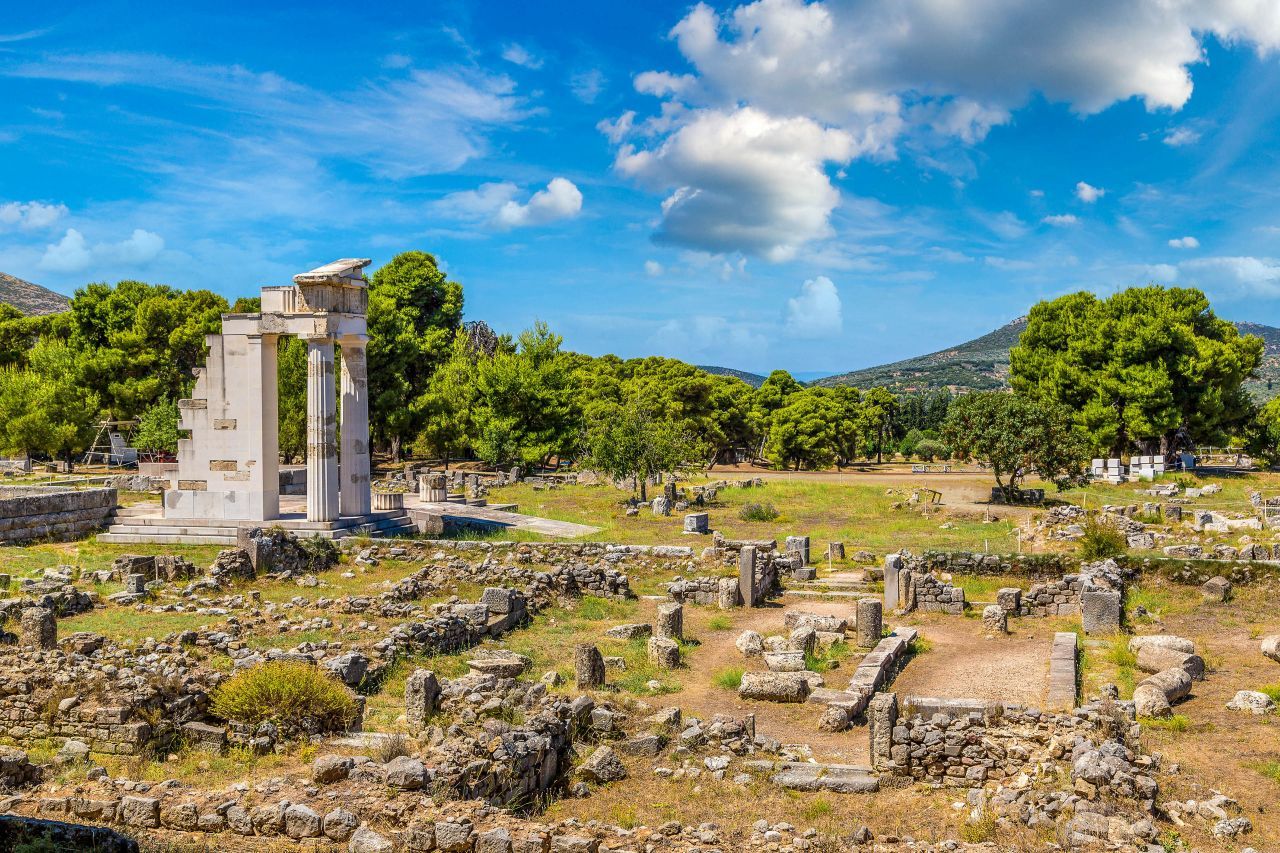 Bosque sagrado de Epidauro. Tomado de https://www.greeka.com/photos/peloponnese/epidaurus/history/hero/epidaurus-history-1280.jpg