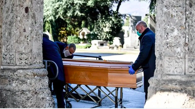 Traslado de un féretro de un fallecido con coronavirus