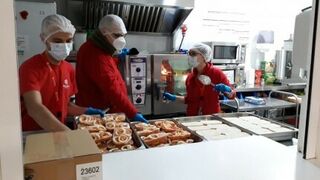 Trabajadores y voluntarios de CEDIA cocinando con todas las medidas de precaución