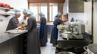 Las religiosas de Iesu Communio en el obrador.
