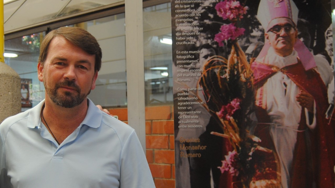 Moore junto a una imagen de San Romero