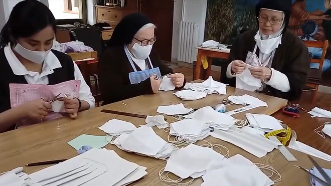 MOnjas hacen mascarillas para el coronavirus