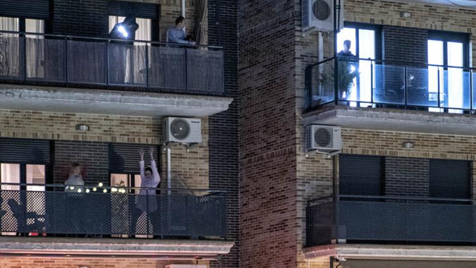 Vecinos en los balcones
