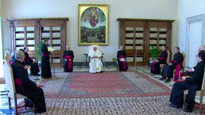 El Papa, con los traductores en distintas lenguas