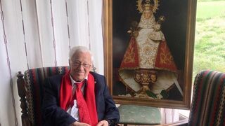 El padre Ángel, con la Santina