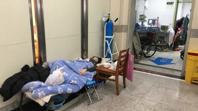 Paciente en un pasillo. Coronavirus en Wuhan
