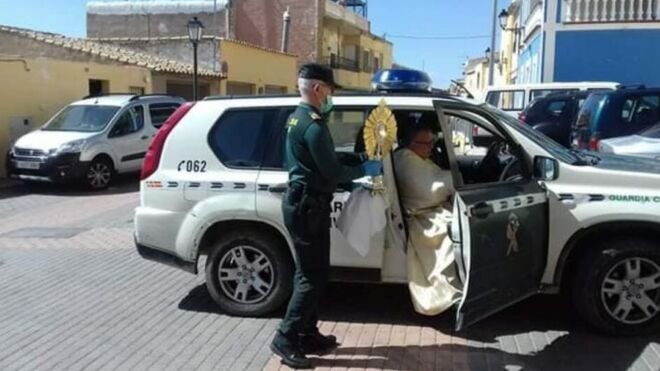 Guardia Civil con el  Santísimo en Sax