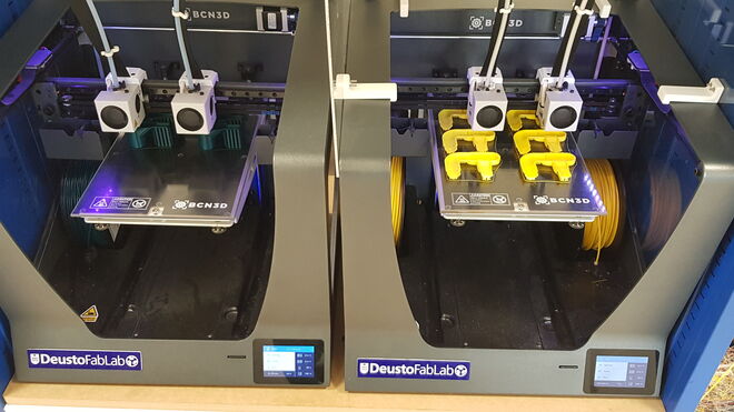 Impresoras 3D del Deusto FabLab fabricando conectores para máscaras