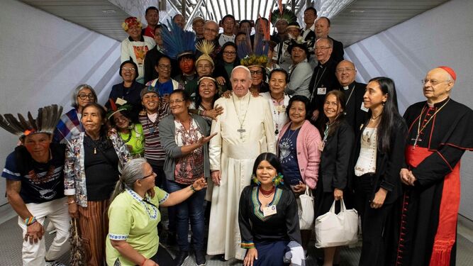 El Papa Francisco con los indígenas presentes en el Sínodo de la Amazonía