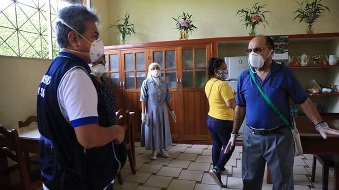 El Padre Miguel Fuertes muestras la casa de retiro a las autoridades sanitarias de Iquitos