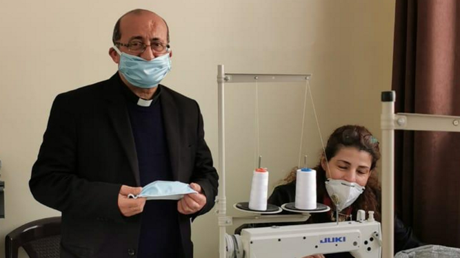 Antes dedicadas a coser los uniformes de la escuela, las mujeres refugiadas en Amman hoy hacen mascarillas