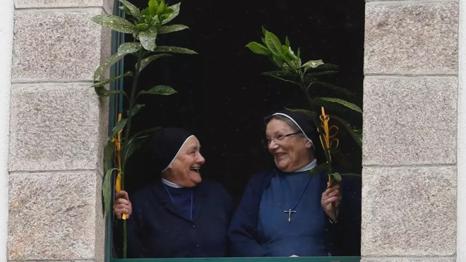 Monjas con ramos en una ventana. Santiago de Compostela