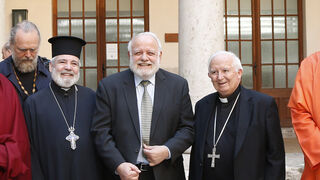 El cardenal Arzobispo de Valencia, Antonio Cañizares, junto a Riay Tatary.