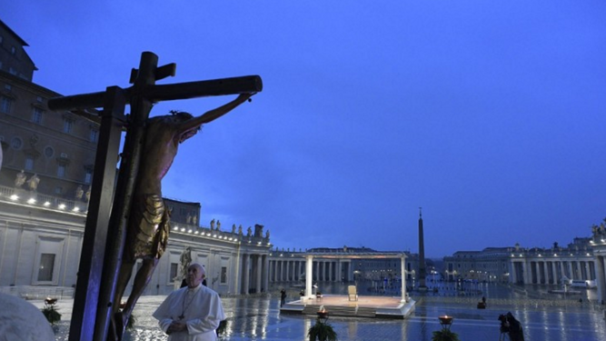 El Papa Francisco rezando ante el crucifijo